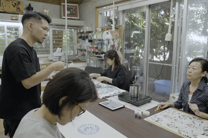 初心者から独立志望の経験者まで、紅型教室には様々な方が集まります