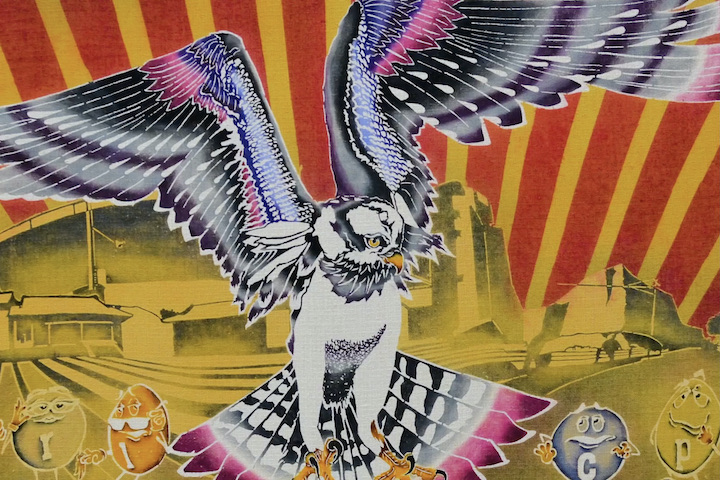 翼を広げるミサゴ(オスプレイ)とアメリカナイズされた民衆。沖縄の現状を風刺した初期作品