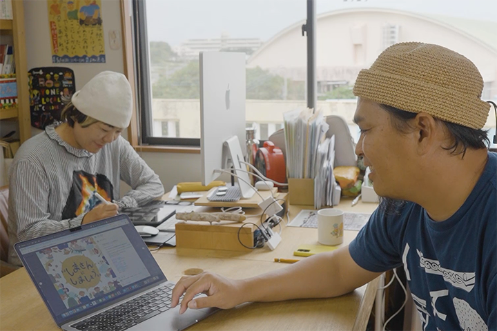 デコールデザインの事務所にて作業する二人