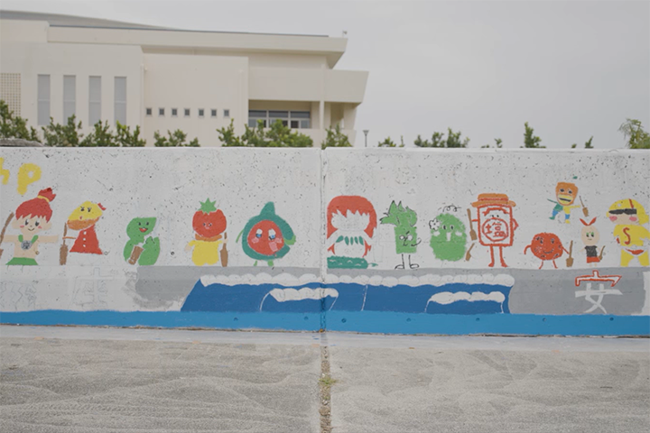 2025年の「豊見城市発祥! 爬龍船を描こう」壁画制作当日の様子