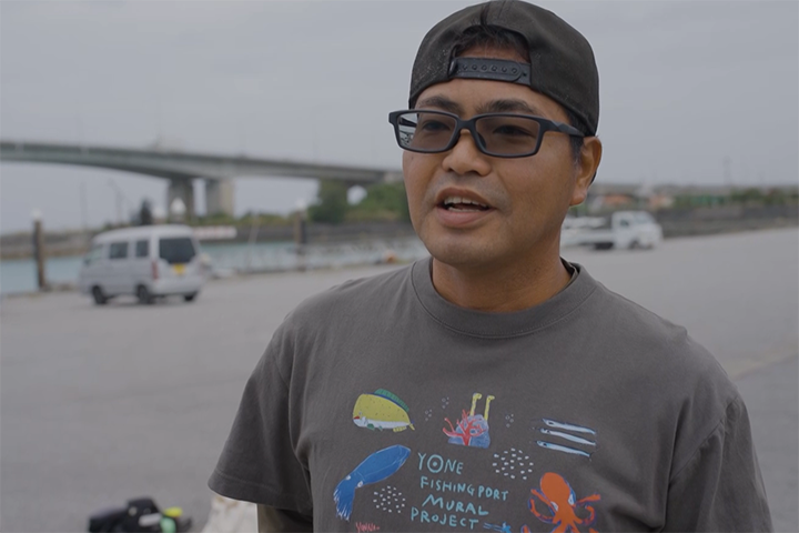 デコールデザインの2人と壁画プロジェクトを立ち上げた大城和也さん