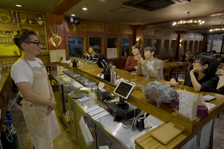 地元の常連さんから観光客まで、さまざまな人が訪れる浮島ブルーイングのタップルーム