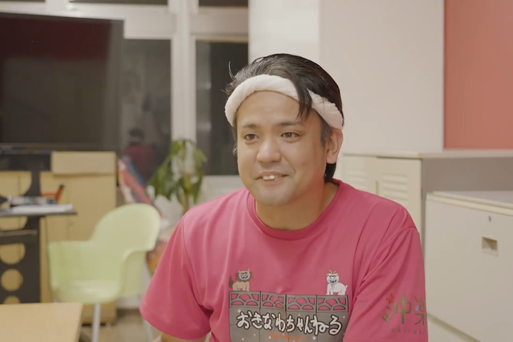 「じゅん選手」は、流暢な「しまくとぅば(沖縄方言)」を駆使したトークやコントが人気