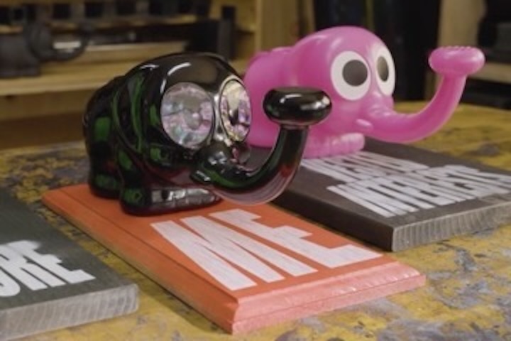 100円ショップのジョウロに漆を塗り、螺鈿で目の輝きを表現したオブジェ