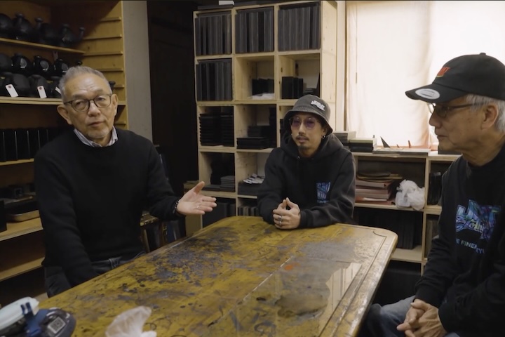 テーブルを囲む男性