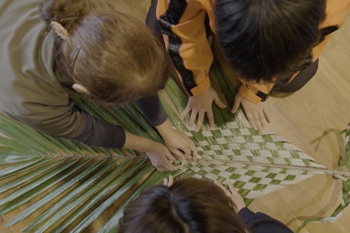 地元の方に教わる草木編みワークショップも開催