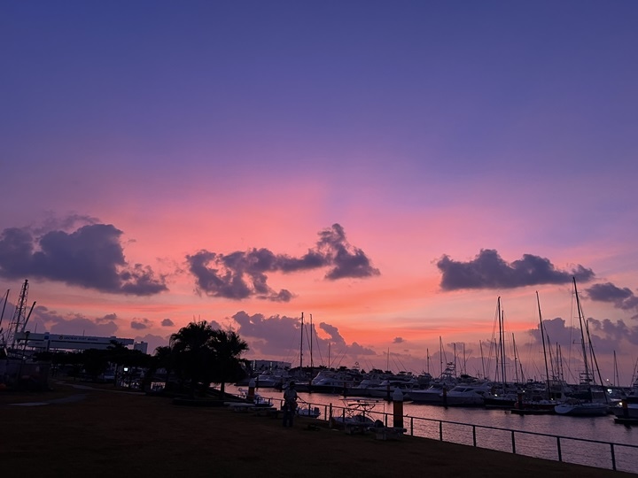 夕方の宜野湾港マリーナ