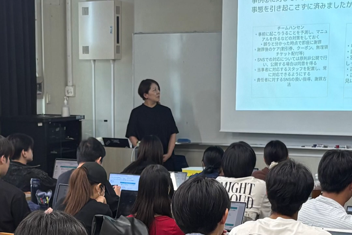 琉球大学での集中講義では、学生とともに沖縄の観光危機管理の在り方を考えます