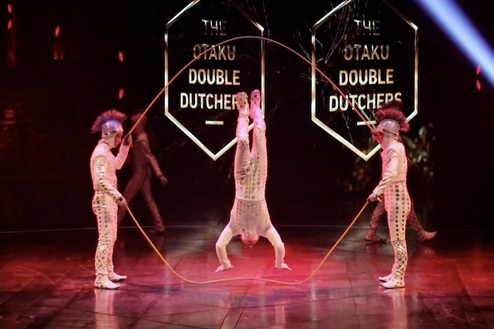 ダブルダッチは、2本の縄に合わせて飛ぶパフォーマンス