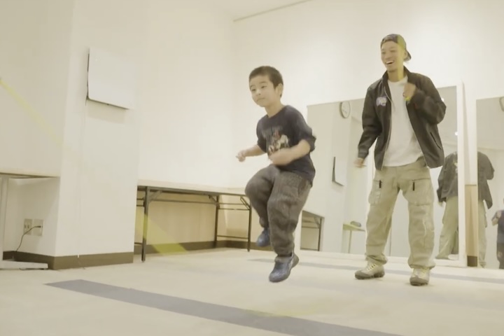 ダブルダッチを体験する子供