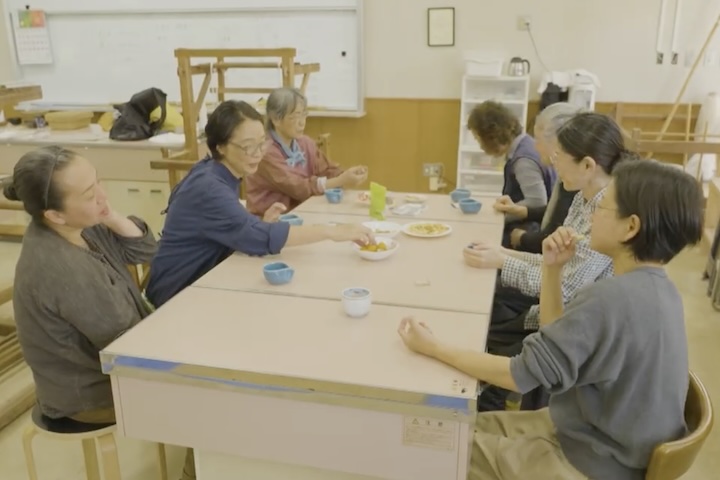 労働の合間に、世代や出身を超えたメンバーでのゆんたくは大切な時間