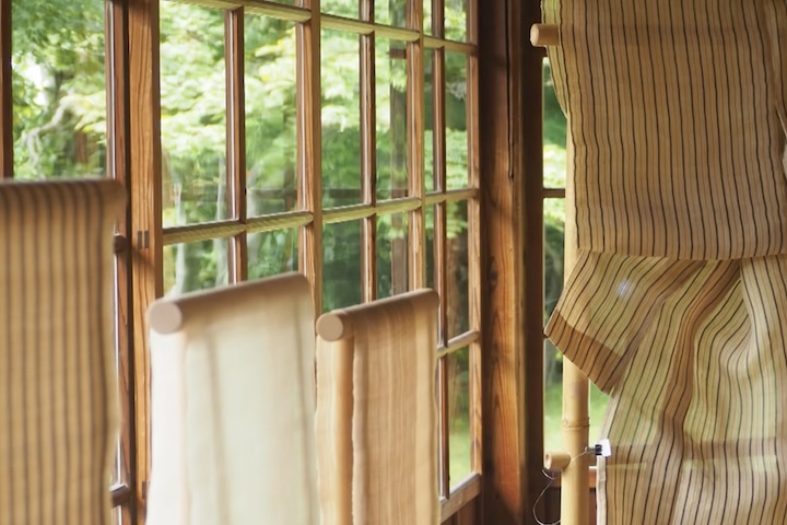 糸芭蕉の偽茎から採取する繊維から作られる芭蕉布