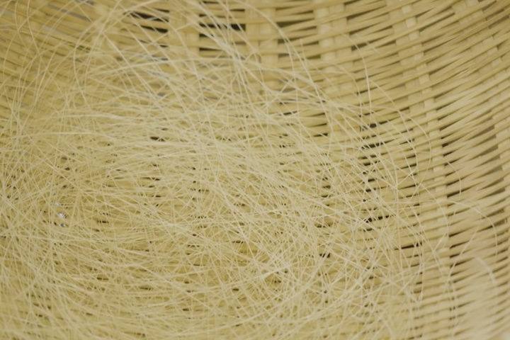 ふわふわの美しい糸。この糸になるまでには長い工程をたどります