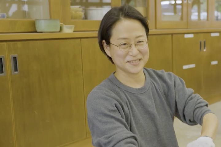 自身の工房を主宰しながら、芭蕉布協働工房ぱちぱちでは、研修生への指導、広報活動なども担当する副会長の大城あやさん