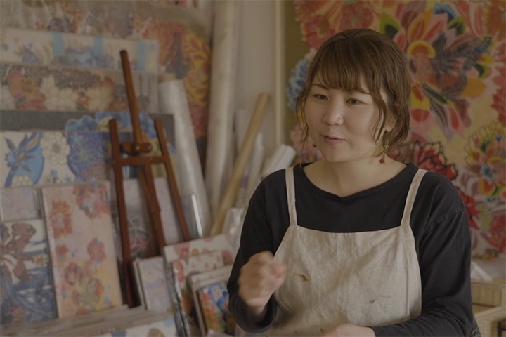 色彩豊かな作品が並ぶ工房にて。新垣優香さん