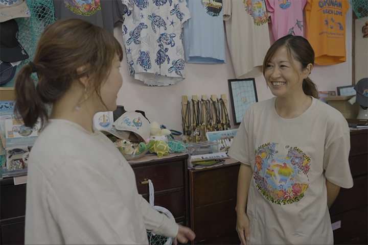 アーティスト活動をしながらウミガメや海洋環境の保全活動にも取り組む山口有紀子さん