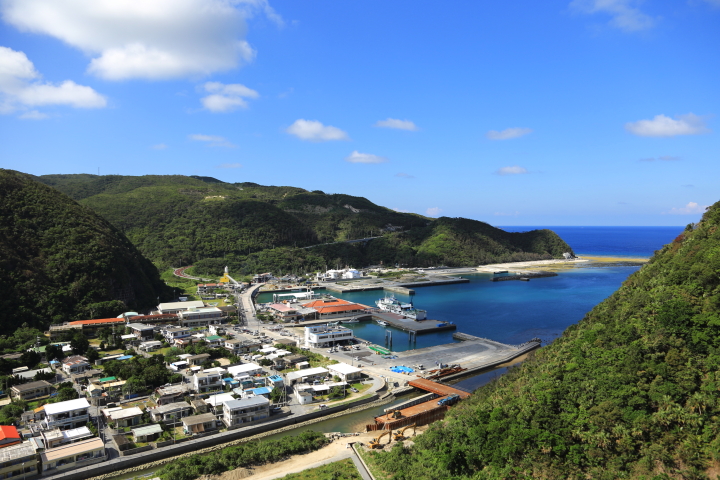 沖縄慶良間諸島の渡嘉敷島にある港の見える丘展望台からの眺め