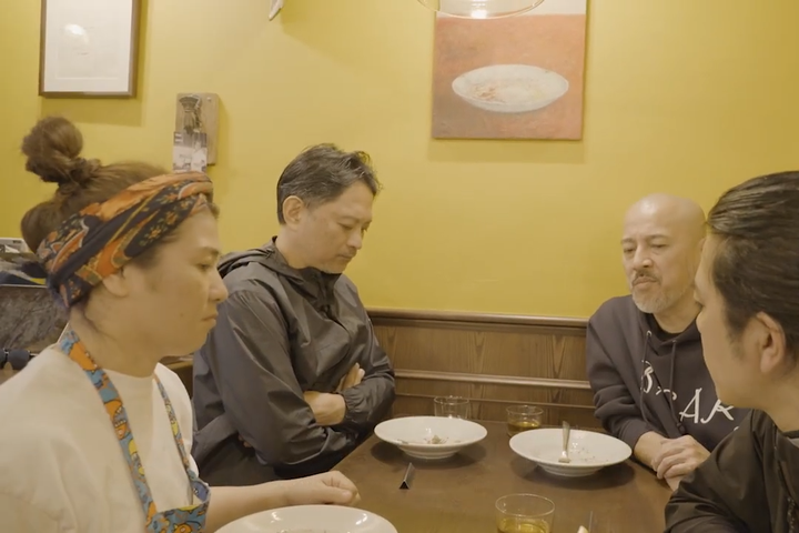 ボッタルガのパスタを試食した仲村さんたち