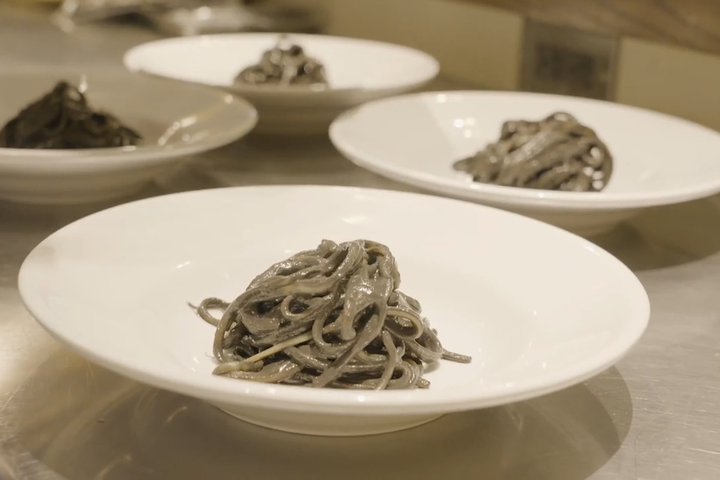 ソデイカのイカスミを使ったパスタ。シェフたちがアイディアを出し合い、試作を繰り返しています