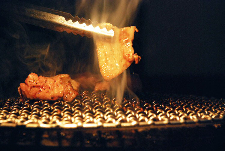 炭火七輪焼きで焼く豚肉