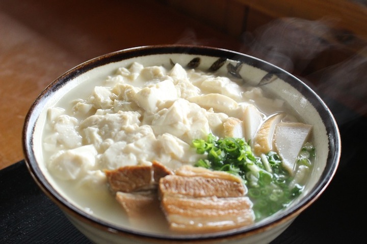 北中城村の沖縄そばやさん、ゆたかやそばの味わい深い黄金スープの ふわふわゆし豆腐そば