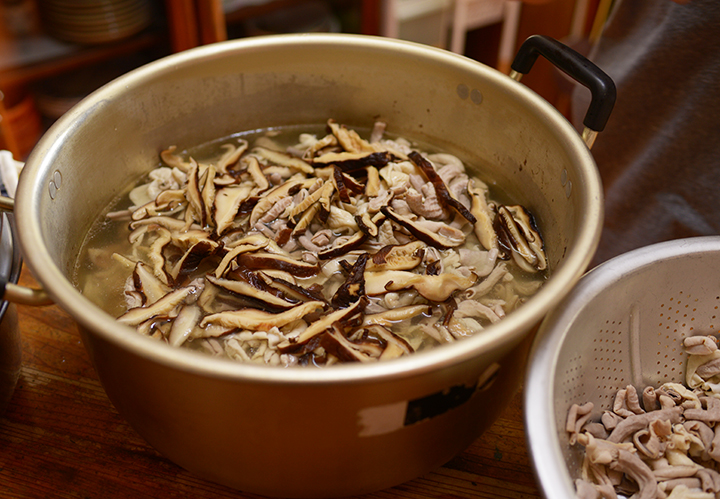鍋に中味、ソーキ、こんにゃく、刻んだ干し椎茸
