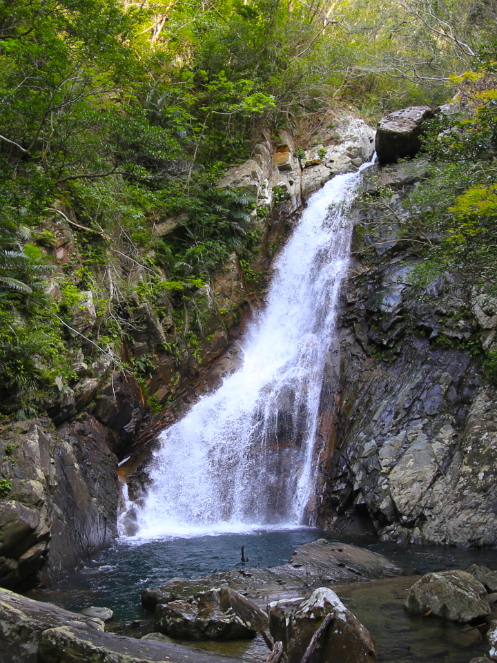 沖縄本島一の長さを誇る「比地大滝」