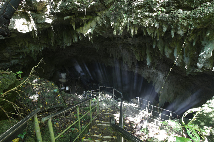 天然の鍾乳洞が口を開いている。『洞寺（てら）』と呼ばれる洞窟