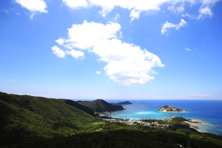 『照山展望台』からの眺める阿波連ビーチ