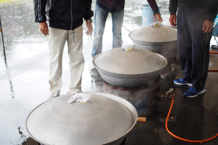 ムーチーは大きな鍋で蒸し上げられます