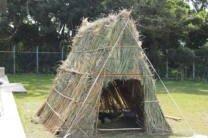 “ムーチー家（やー）”という茅葺きの小さな小屋