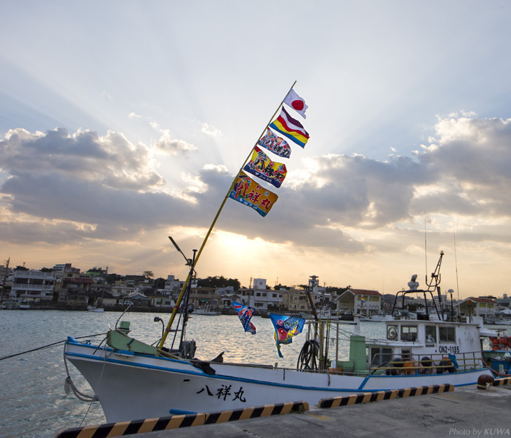糸満漁港の大漁旗が掲げられ漁船