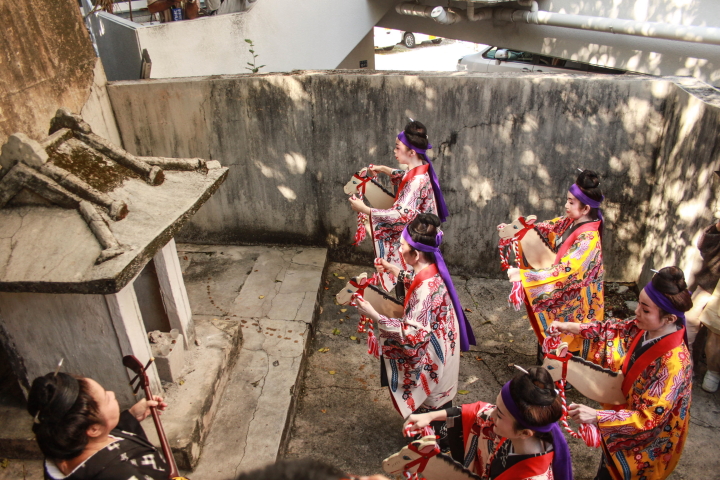 遊女達による馬舞者（ンマメーサー）で先人達のお墓の前で奉納演舞を行います。