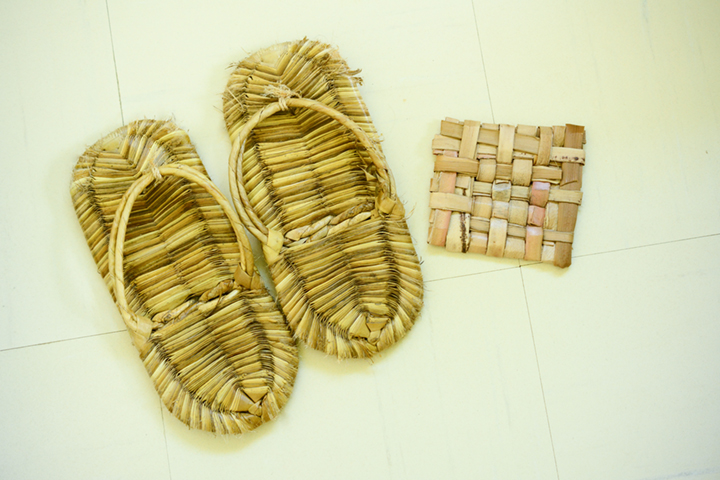 左がアダン葉で編んだ草履。右はアダン葉編みコースター