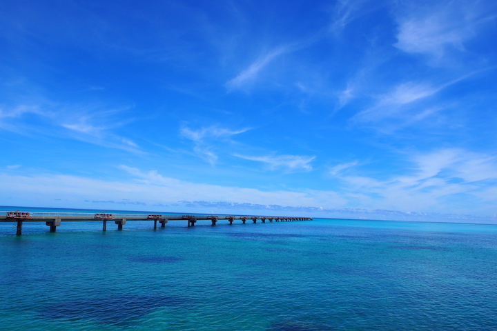 海にのびた進入灯の桟橋