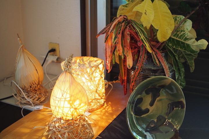 庭の南洋植物のクロトン、京子さんの作品のランプシェード