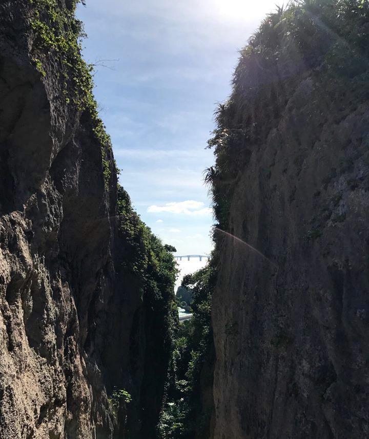 ヤマトブー大岩の間か見る伊良部大橋