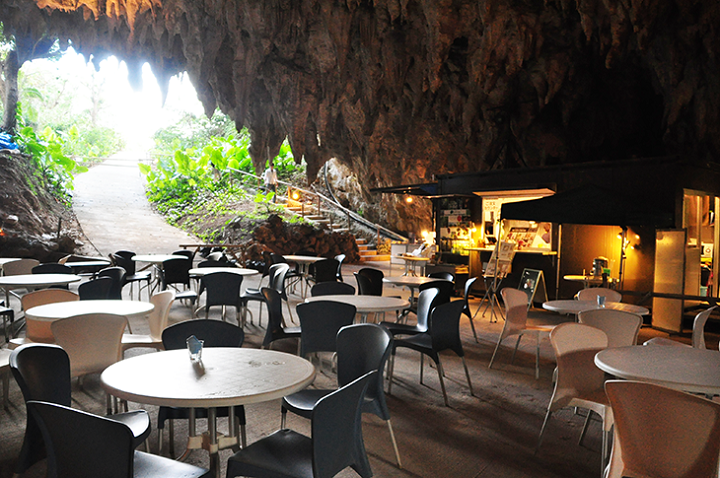 鍾乳洞の中にカフェ！？ 南城市「ガンガラーの谷」にある人気カフェ「CAVE CAFE」