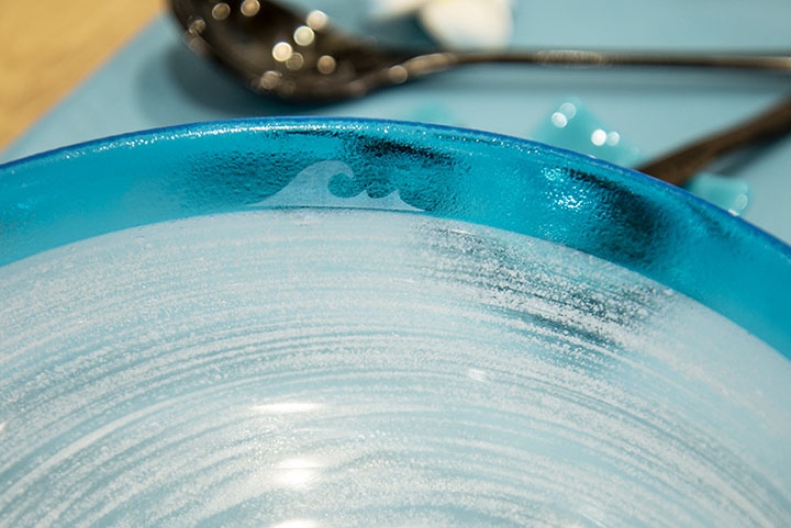 夏に映える涼しげな青と白の琉球ガラスで手作り器