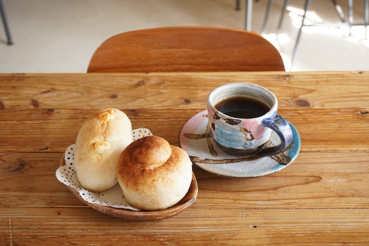 コーヒー、伊江島産小麦を使った天然酵母パン
