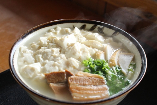 味わい深い黄金スープのふわふわゆし豆腐そば「ゆたかやそば」