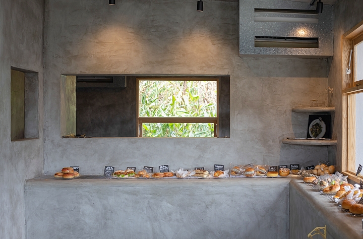「AIEN BAKERY(アイエンベーカリー)」の店内