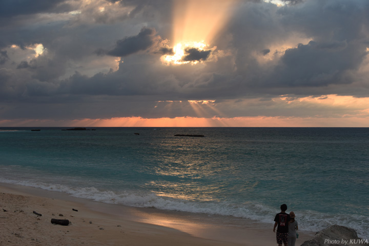 波照間島のニシ浜の夕陽が神々しい