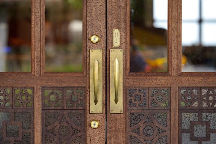 古い真鍮製のドアの取っ手